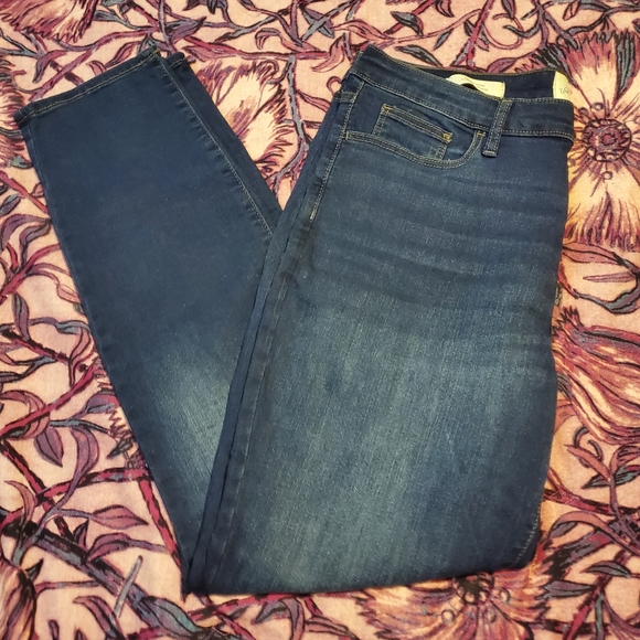 Universal Thread - Picture 1 of 4